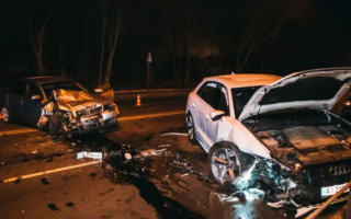 Лобовое ДТП под Киевом: дорогу не поделили две Audi, видео