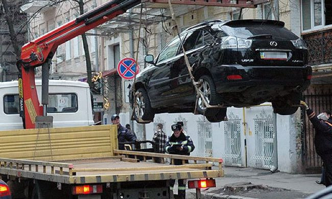 Киевлянам напомнили, за какие нарушения могут эвакуировать автомобиль