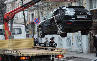 Киевлянам напомнили, за какие нарушения могут эвакуировать автомобиль