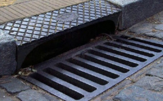 Был без одежды: в Киеве спасатели достали из канализации мужчину, видео