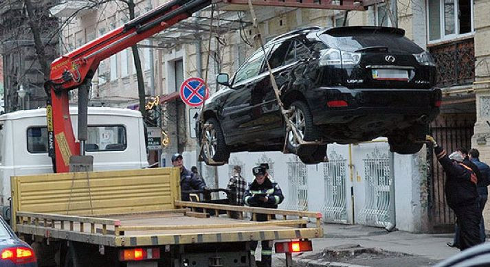 Киевлянам напомнили, за какие нарушения могут эвакуировать автомобиль
