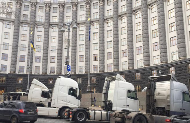 В Киеве митингуют перевозчики: водители подтянули фуры под Кабмин