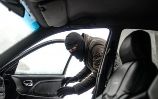 Воровал вещи из автомобилей: в Одессе задержали дерзкого грабителя