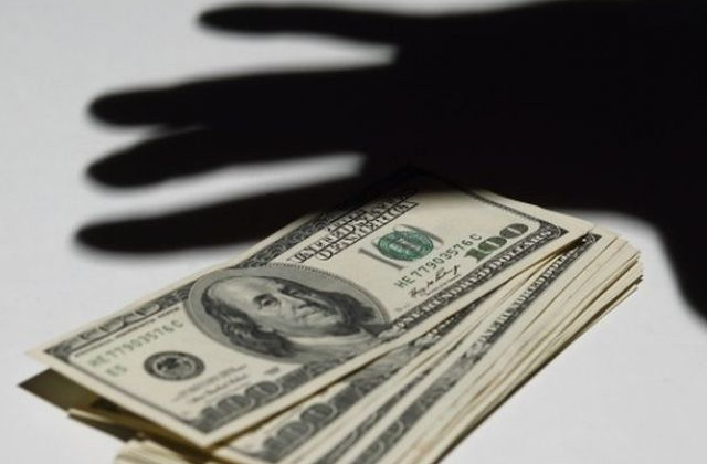 700 доларів за уникнення штрафів і пені: у столиці викрили податківця