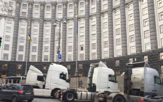 В Киеве митингуют перевозчики: водители подтянули фуры под Кабмин