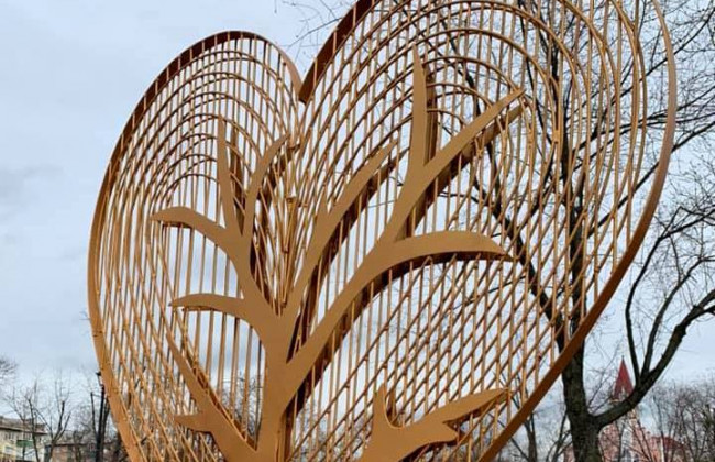 В киевском парке появился необычный арт-объект, фото