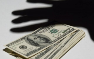 700 доларів за уникнення штрафів і пені: у столиці викрили податківця