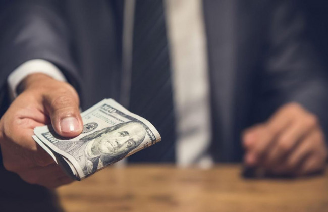 Вимагання і отримання хабара: у столиці «на гарячому» затримали слідчого