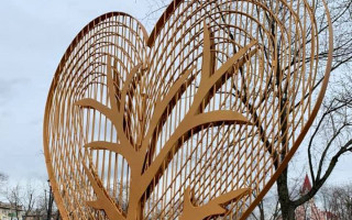 В киевском парке появился необычный арт-объект, фото