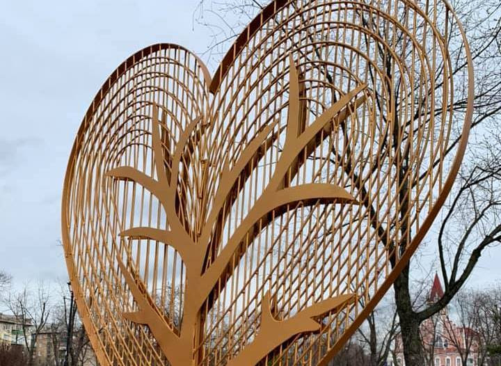 В киевском парке появился необычный арт-объект, фото