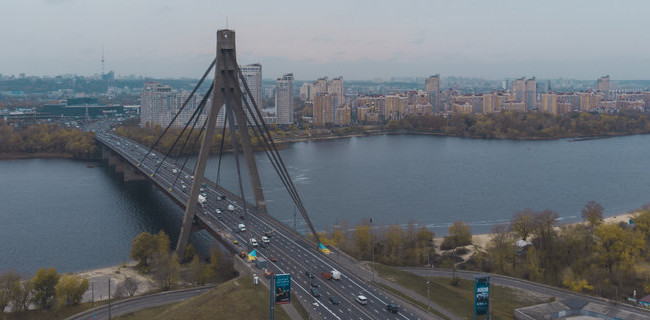 На заметку водителям: в Киеве временно перекроют движение на одном из мостов