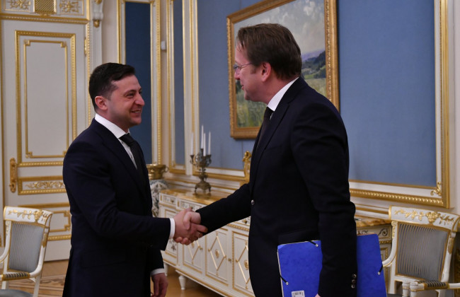 Комісар ЄС поговорив із Зеленським про реформи, включно з судовою