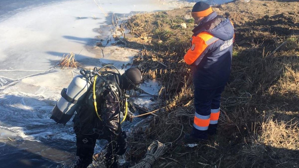 Под Киевом в реке выловили тело мужчины, которого искали две недели