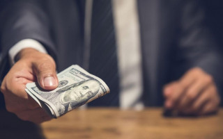 Вимагання і отримання хабара: у столиці «на гарячому» затримали слідчого