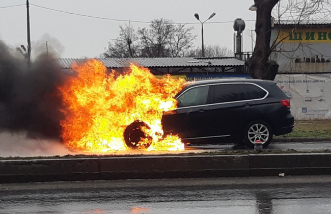 У Запоріжжі палав елітний автомобіль, фото