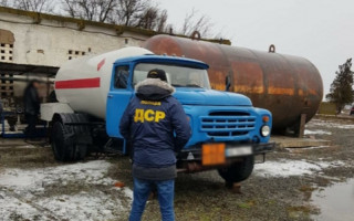 Правоохранители разоблачили группу мошенников, которые бытовым газом заправляли машины