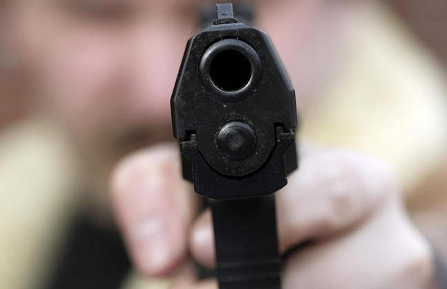 Устроили стрельбище прямо в квартире: в Днепре копы задержали трех мужчин