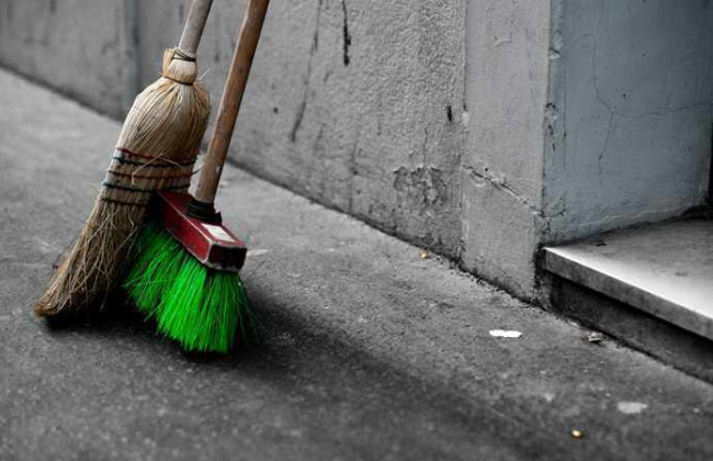 В Киеве дерзкого вандала заставили расчищать улицы, видео