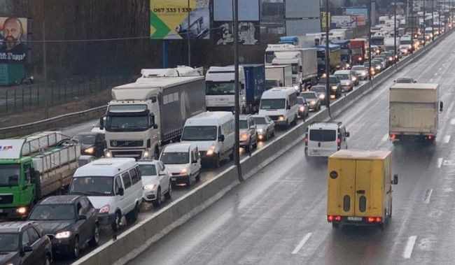 Заблокировали трассы: под Киевом проходят протесты дальнобойщиков, видео