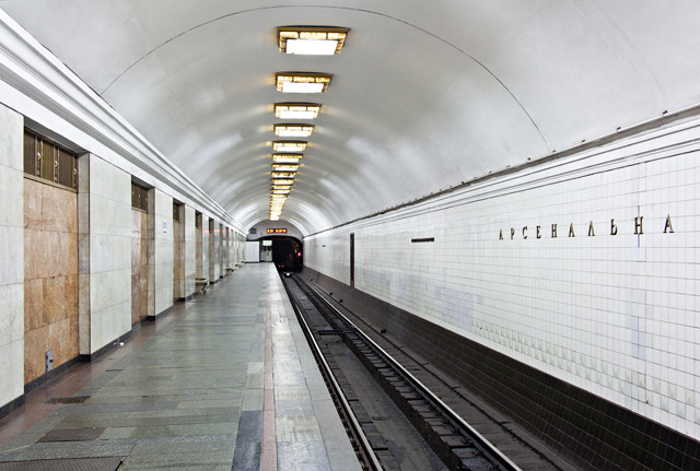 В столичном метро пассажир  упал на рельсы