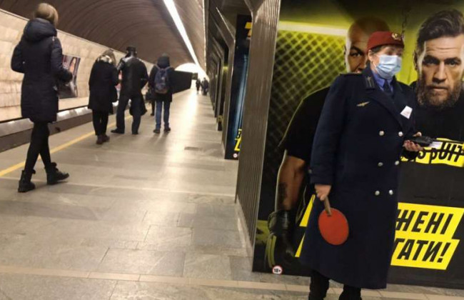 В Киеве работники метро массово одели маски: что произошло