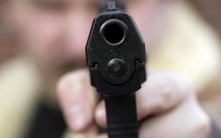 Устроили стрельбище прямо в квартире: в Днепре копы задержали трех мужчин