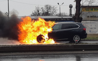 У Запоріжжі палав елітний автомобіль, фото