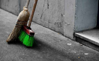 В Киеве дерзкого вандала заставили расчищать улицы, видео