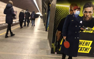 В Киеве работники метро массово одели маски: что произошло