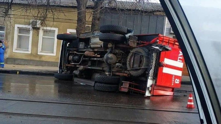 В Одессе перевернулась пожарная машина: фото, видео
