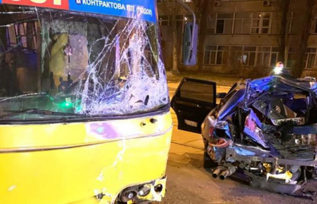 Пьяное ДТП в Киеве: водитель Audi врезался в маршрутку, видео