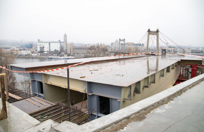 Киевлянам показали, как строят Подольский мост: видео