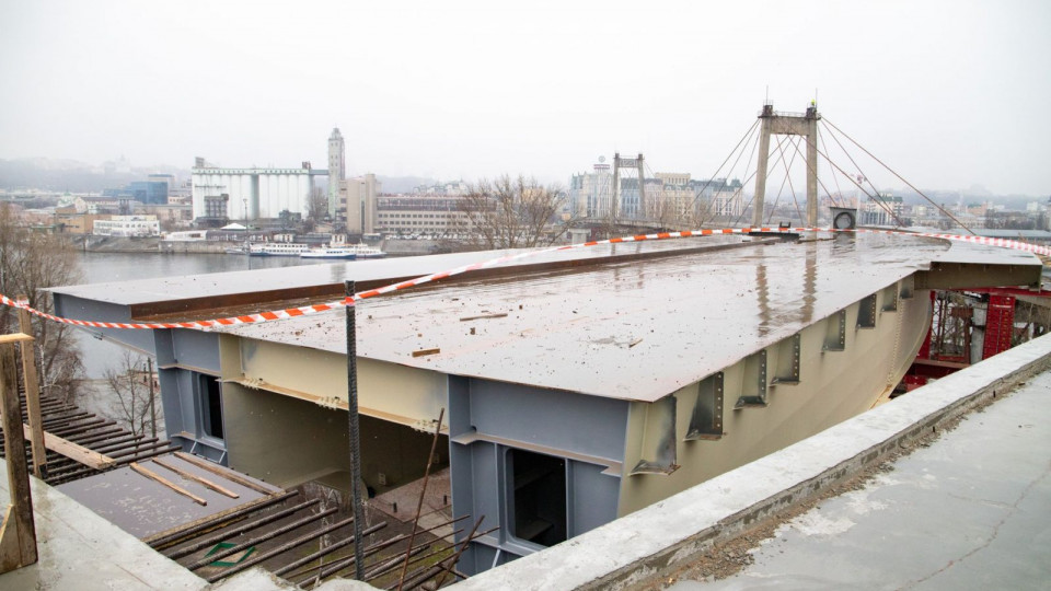 Киевлянам показали, как строят Подольский мост: видео