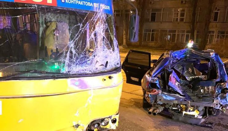 Пьяное ДТП в Киеве: водитель Audi врезался в маршрутку, видео