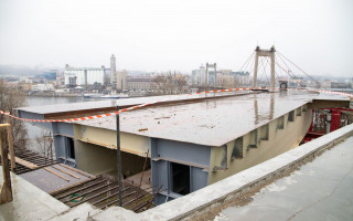 Киевлянам показали, как строят Подольский мост: видео