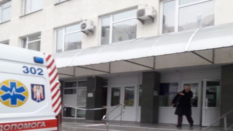 Трагедия в Киеве: мужчина неожиданно умер в очереди к врачу