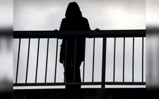 В Виннице полицейские помешали беременной женщине спрыгнуть с моста: видео