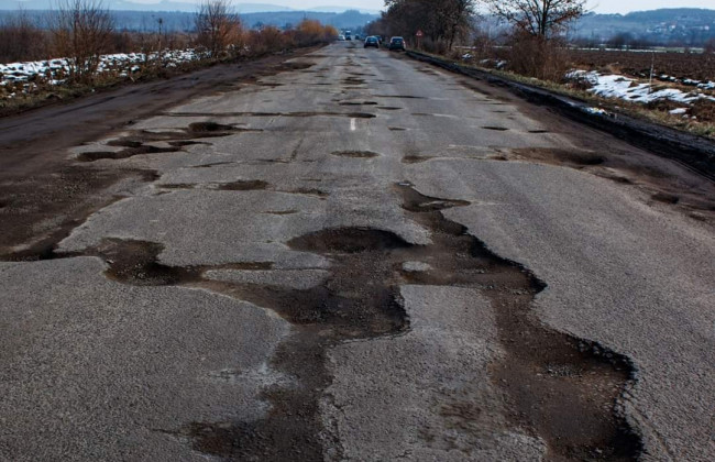 По ним опасно ездить: 9 ужасных дорог в Киеве, которые нуждаются в ремонте