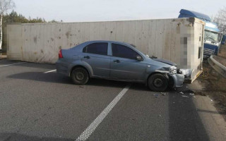 Под Киевом перевернулась фура и полностью перекрыла трассу: фото