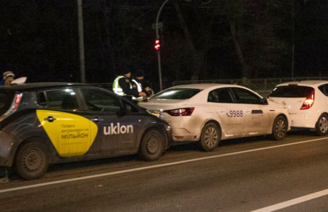 Эпичное ДТП в Киеве: пострадали сразу три автомобиля такси, видео