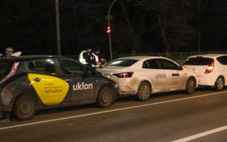 Эпичное ДТП в Киеве: пострадали сразу три автомобиля такси, видео