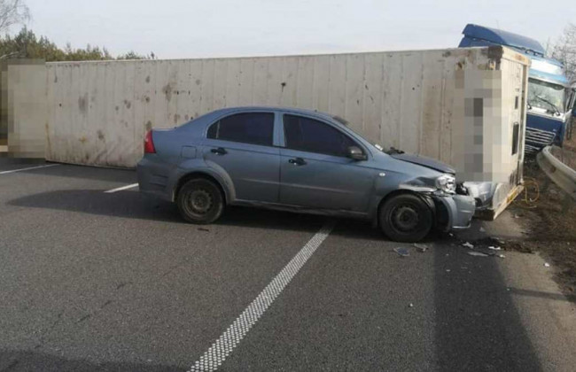 Под Киевом перевернулась фура и полностью перекрыла трассу: фото