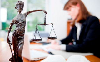 Адвокат «прикрив» свого колегу за $10 000: за справу взялося ДБР