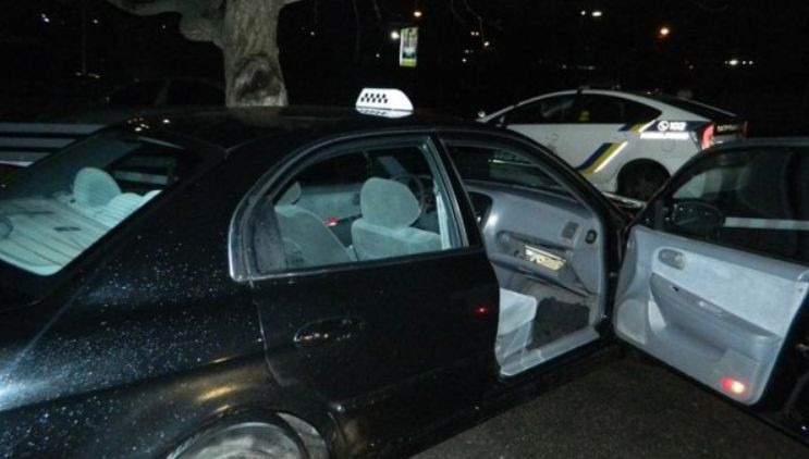 Дерзкое нападение в Киеве: иностранцы избили таксиста и угнали его автомобиль