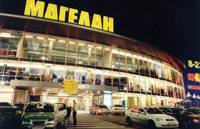 Возле крупного столичного ТЦ умер мужчина: что известно