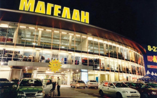 Возле крупного столичного ТЦ умер мужчина: что известно