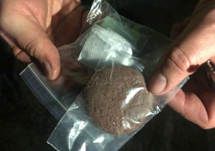 Під Києвом копи вилучили у водія «чарівне печиво» з наркотиками