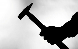 Невідомий чоловік у Чернівцях кидався на людей із молотком