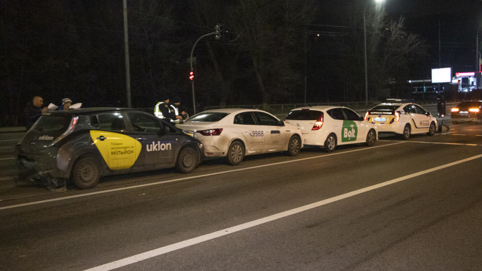 У Києві п’яна кермувальниця влаштувала зіткнення одразу трьох різних таксі: фото, відео