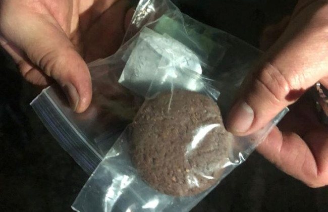 Під Києвом копи вилучили у водія «чарівне печиво» з наркотиками